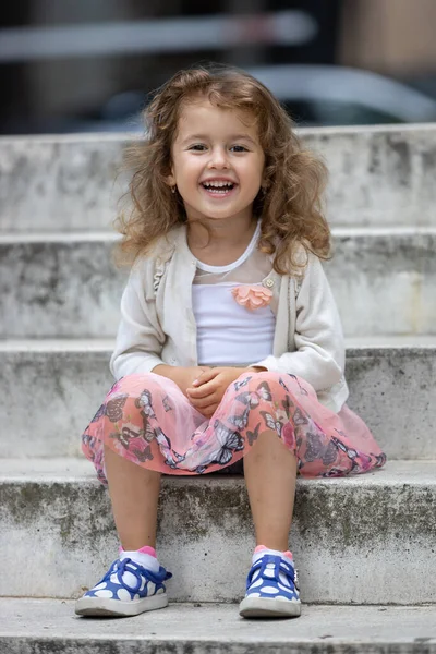 Cute Little Girl Uśmiechnięta Zewnątrz — Zdjęcie stockowe