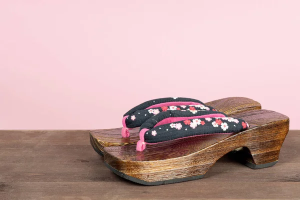 ピンクを基調とした日本の伝統的な下駄のサンダル 下駄と呼ばれる日本の伝統的なアジアの木の履物 — ストック写真