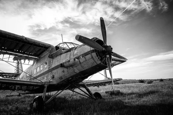 Stary Samolot Pole Czerni Bieli — Zdjęcie stockowe