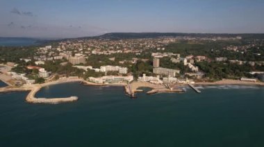 Saints Constantine ve Helena 'nın hava manzarası, Bulgaristan' ın Karadeniz kıyısındaki Varna yakınlarındaki tatil beldesi