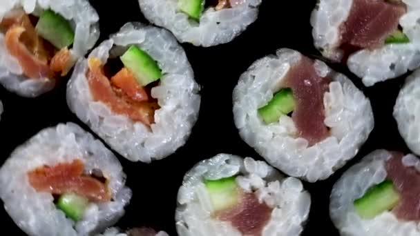 回転寿司ロールを閉じます アボカド サーモン マグロなどの日本食 — ストック動画