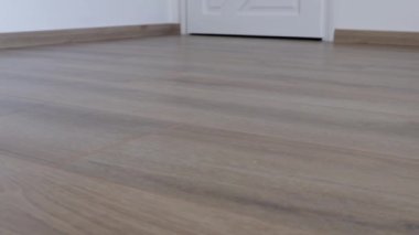 Yeni kaplama döşeme. Kahverengi ahşap desenli işlenmiş parke.