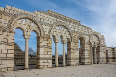 Büyük Bazilika 'nın kalıntıları. Ortaçağ Avrupa 'sındaki en büyük Hıristiyan katedrali. İlk Bulgar başkenti, Pliska