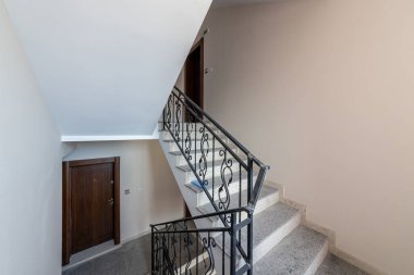Katlar arasında modern merdiven. Modern binada metal raylı merdivenler