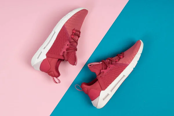 Paar Nieuwe Roze Sneakers Sportschoenen Een Blauwe Roze Achtergrond Roze — Stockfoto