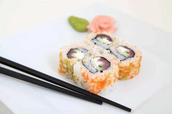 Uramaki Tonijn Garnalen Traditionele Japanse Sushi Rolt — Stockfoto