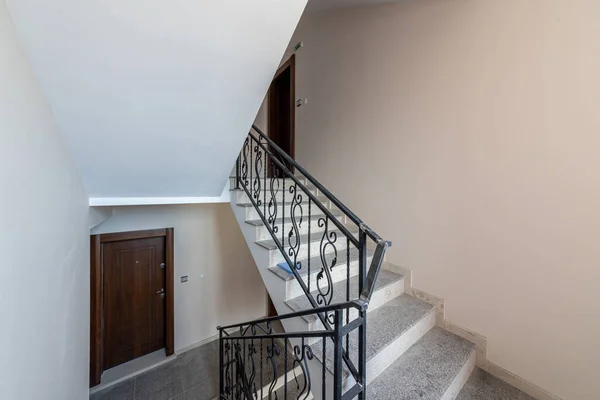 Caixa Escada Moderna Entre Pisos Escadas Com Trilho Metálico Edifício — Fotografia de Stock