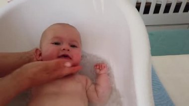 Anne yeni doğan bebeği için banyo yapıyor. Bebek banyosu zamanı