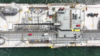 LPG gaz gemisinin hava görüntüsü. Gaz taşıyıcısı, okyanusta yüzen bir gaz tankeri.