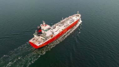 LPG gaz gemisinin hava görüntüsü. Gaz taşıyıcısı, okyanusta yüzen bir gaz tankeri.