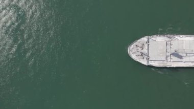 Kuru kargo gemisinin havadan aşağı görüntüsü. Gemi lojistik ve ulaşım sektörü.
