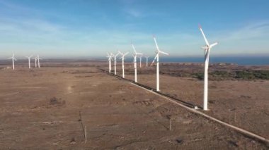 Rüzgar türbini çiftliği. Elektrik üretimi için yel değirmeni. Yeşil enerji. Yenilenebilir enerji. 