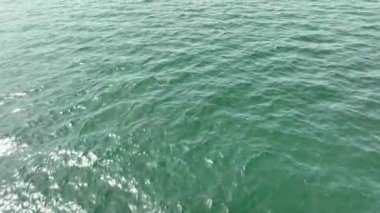 4k drone video uçuş okyanus, deniz üzerinde. Suya yakın.