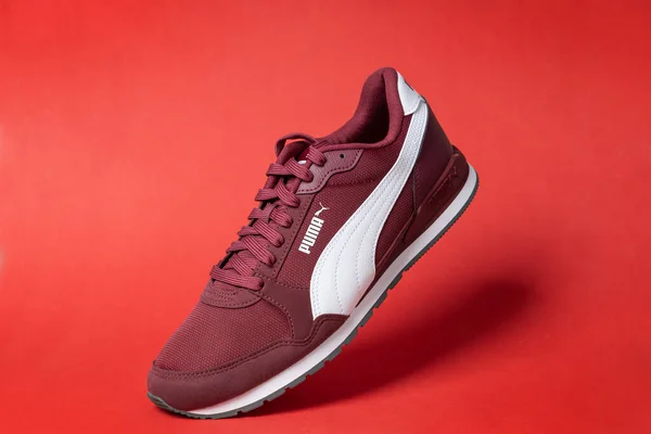 瓦尔纳 保加利亚 2023年1月17日 Puma运动鞋 红色背景 一家德国大跨国公司 产品中弹 — 图库照片