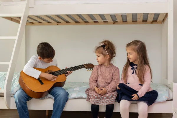 Hermano Tocando Guitarra Para Sus Hermanas Familia Feliz — Foto de Stock