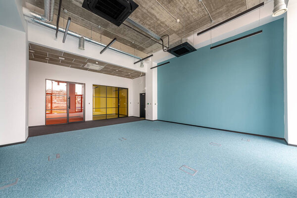 Современное пустое бизнес пространство. Совершенно новый офис. 