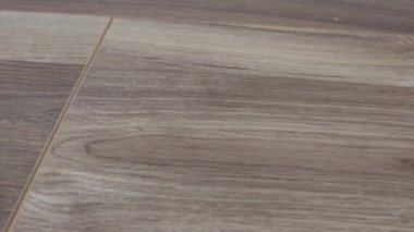 Yeni kaplama döşeme. Kahverengi ahşap desenli işlenmiş parke.