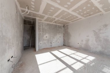 Yeni boş oda yapım aşamasında. Alçıdan duvarlar. Yeni evim. Beton duvarlar. İç yenileme. 