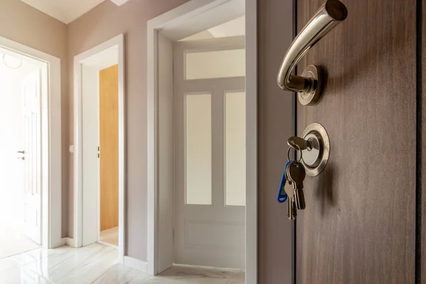 Buka Pintu Rumah Baru Pintu Menangani Dengan Kunci Hipotek Investasi — Stok Foto