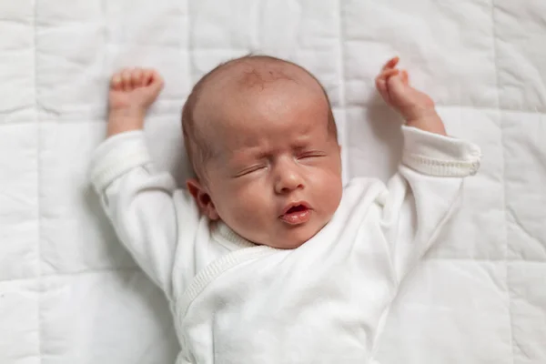 Χαριτωμένο Νεογέννητο Μωρό Στον Ύπνο Στο Κρεβάτι — Φωτογραφία Αρχείου