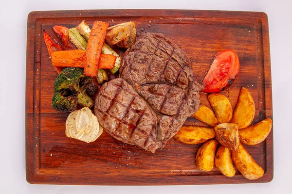 Hús Grillezett Ribai Zöldségekkel Ribai Steak Deszkán Közelről — Stock Fotó