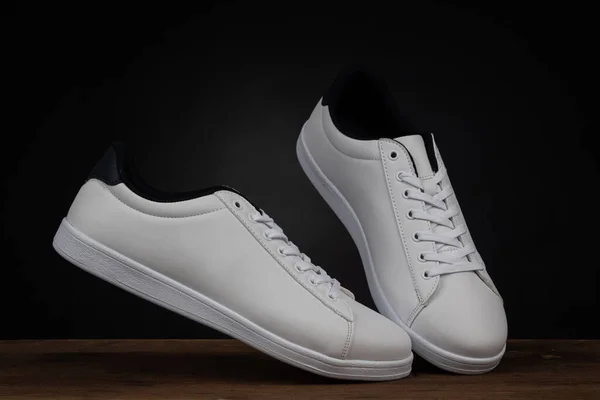 黑色背景双新白色运动鞋 — 图库照片