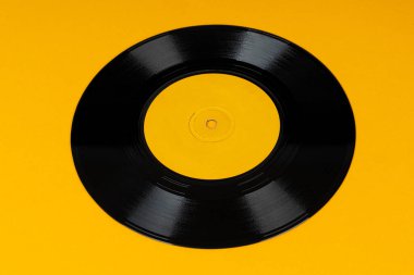 Sarı arka planda eski vinil disk. Eski vinil plak.. 