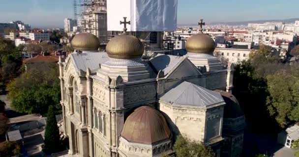 ドームの教会 大聖堂 メンテナンスや金メッキの修復プロセス ブルガリアのヴァルナにある大聖堂 — ストック動画