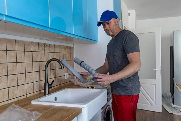 Man Installeert Een Nieuwe Gootsteen Een Nieuwe Keuken Loodgieter Man — Stockfoto