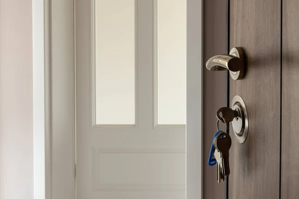 Buka Pintu Rumah Baru Pintu Menangani Dengan Kunci Hipotek Investasi — Stok Foto
