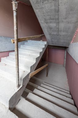 Kaldırma sahasında tamamlanmamış beton merdivenler. İnşaat. Bitmemiş bina. Merdivenler.