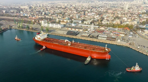 Luftaufnahme Von Schlepperbooten Die Große Öltanker Unterstützen Großes Öltankschiff Läuft — Stockfoto