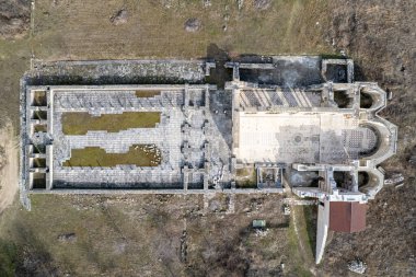 Bulgaristan 'ın Pliska kentindeki Büyük Bazilika' nın hava manzarası. Ortaçağ Avrupa 'sındaki en büyük Hıristiyan katedrali. İlk Bulgar başkenti.