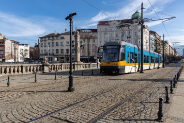 Sofya, Bulgaristan - 24 Mart 2023: Sofya şehir merkezindeki Lions Köprüsü tramvayı. Sofya Bulgaristan 'ın başkenti.