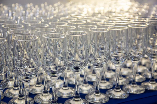 テーブルの上に空のシャンパングラスがたくさん イベントの準備のためのケータリング 飲み物のための空のメガネ — ストック写真
