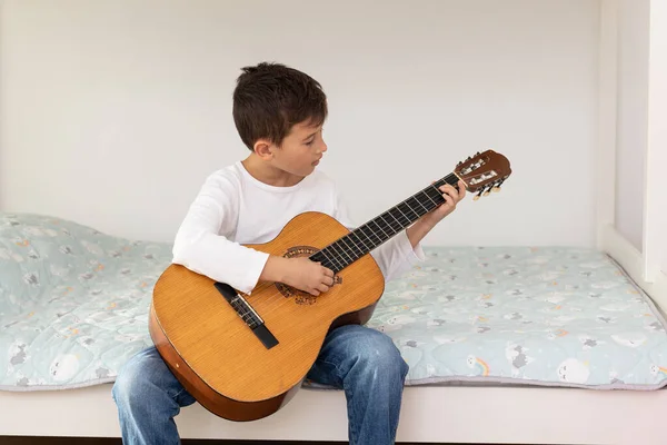 Rapaz Aprender Tocar Guitarra Acústica Menino Está Praticando Guitarra Acústica — Fotografia de Stock