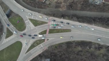 Şehir merkezindeki sokak trafiğinin yukarıdan aşağı görüntüsü. Şehir Manzarası.