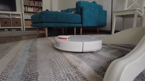 家庭で掃除する掃除機 現代の家庭ではロボット掃除機 スマートクリーニング技術 — ストック動画