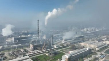 Dumanlı kimya fabrikası. Kimyasal tesis. Tütsülenmiş endüstriyel enerji santrali