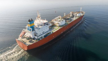 LPG gaz gemisinin hava görüntüsü. Gaz taşıyıcısı, okyanusta yüzen bir gaz tankeri.