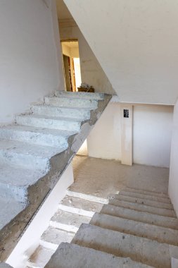 Kaldırma sahasında tamamlanmamış beton merdivenler. İnşaat. Bitmemiş bina. Merdivenler.