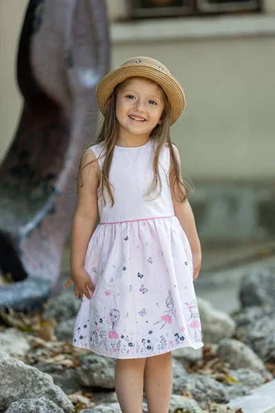 Χαριτωμένο Κοριτσάκι Καπέλο Χαμογελαστό — Φωτογραφία Αρχείου