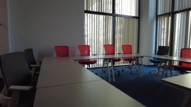 Modern konferans odasının içi. Modern kolej çalışma odası. Temiz ofis, konferans odası.