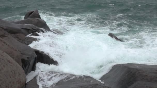 风浪冲击着岩石的海岸线 慢动作 — 图库视频影像