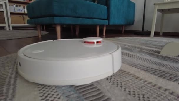 Porszívó Robot Takarítás Otthon Robot Porszívó Modern Otthonban Intelligens Tisztítási — Stock videók