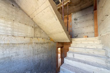 Kaldırma sahasında tamamlanmamış beton merdivenler. İnşaat. Bitmemiş bina. Merdivenler.