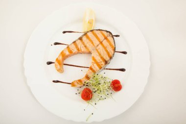 Süslü ızgara somon bifteği..