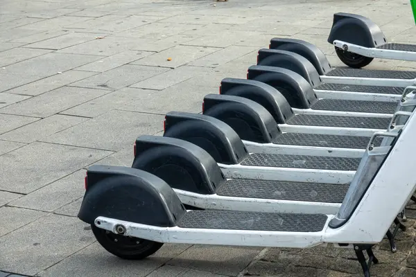 公共のシェアのための電気スクーターの行 電気都市交通 — ストック写真