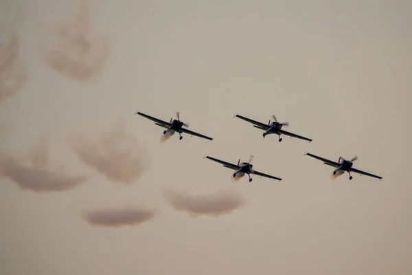 Quatre Avions Formation Spectacle Aérien Équipe Voltige Effectue Vol Spectacle — Photo