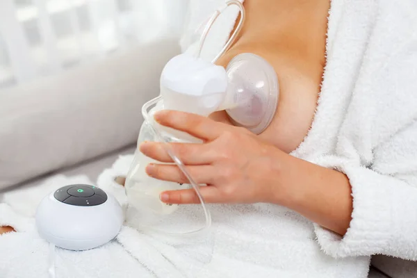 Mother Pumped Breast Milk Electric Breast Pump Mothers Breasts Milk — Stock Photo, Image
